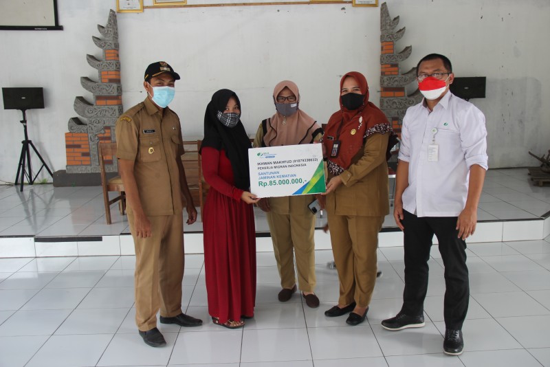 Disnaker Kendal dan BP Jamsostek Serahkan Bantuan Sosial Kematian