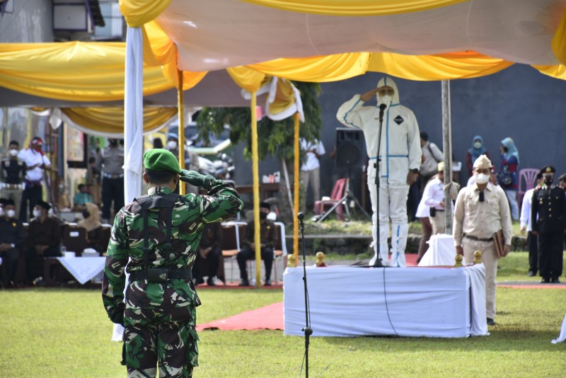 Kenakan Baju APD Hazmat Lengkap, Bupati Pimpin Upacara Hari Pahlawan