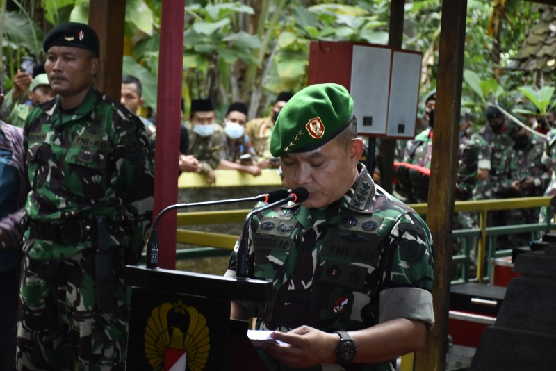 KASAD Pimpin Prosesi Pemakaman Sertu Ari Baskoro