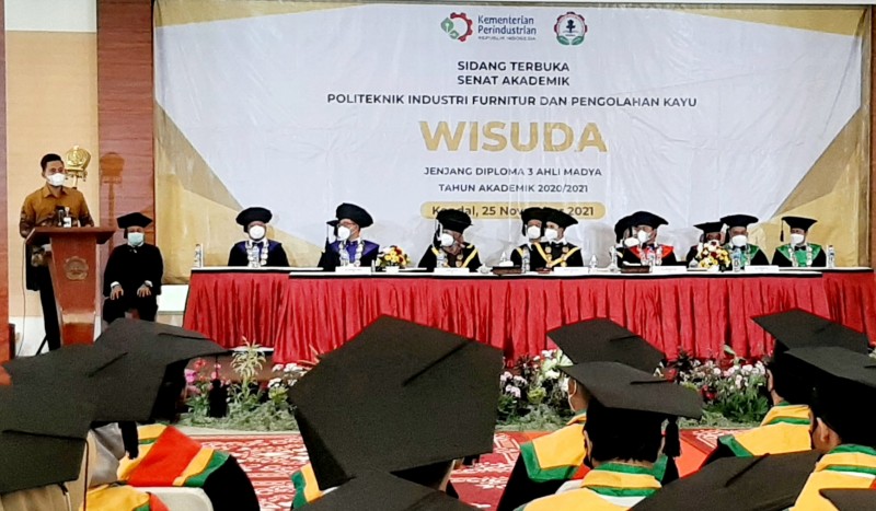Bupati Dico Hadiri Wisuda Pertama Politeknik Industri Furniture Kendal