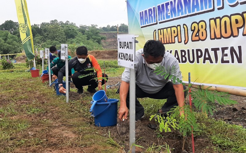 HMPI Tahun 2021, Pemkab Kendal Tanam Pohon di Bekas Lokasi Pertambangan