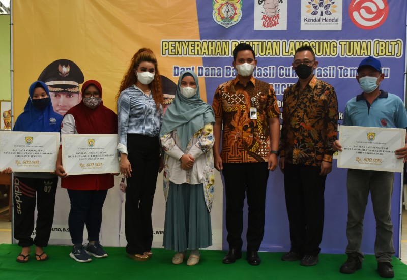 Pemkab Kendal Serahkan BLT Kepada Ribuan Buruh Pabrik Rokok