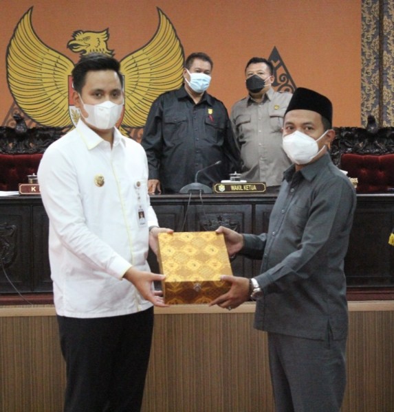 Rapat Paripurna DPRD, Sampaikan Raperda di Luar Propemperda Tahun 2021