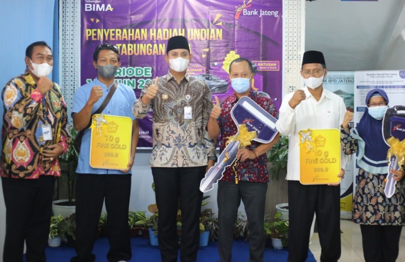 Bupati Kendal Serahkan Hadiah Undian Tabungan BIMA untuk Nasabah Kendal