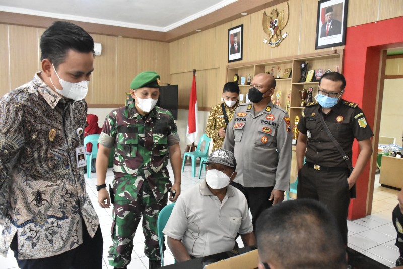 Bupati Kendal Meninjau Pemberian Bantuan Rp 1,2 Juta Bagi PKL dan Warung