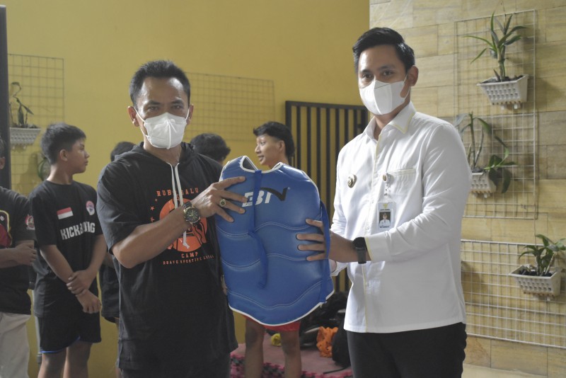 Bupati Kendal Berikan Bantuan Alat Olaraga Pada Cabor Kick Boxing Kendal