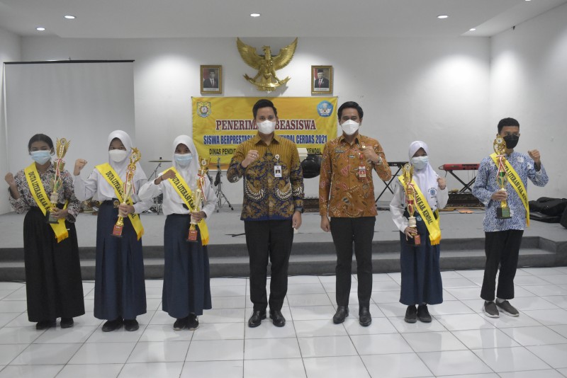 151 Pelajar Tingkat SMP Mendapat Beasiswa Program Kendal Cerdas Tahun 2021