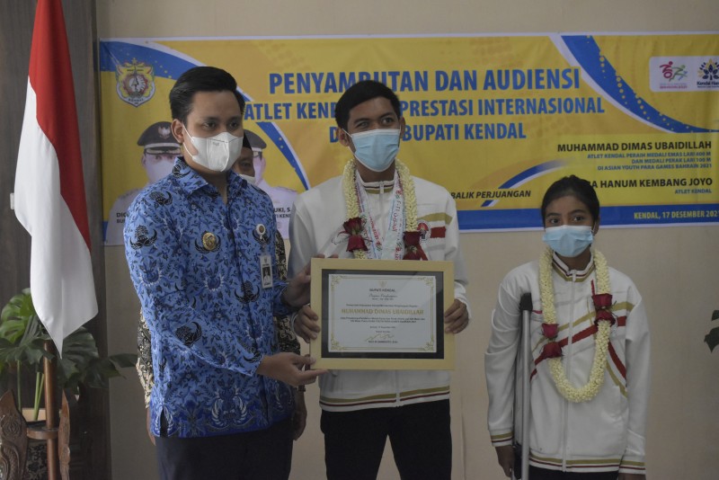 Bupati Memberikan Penghargaan Kepada 2 Atlet Paralympic Kendal