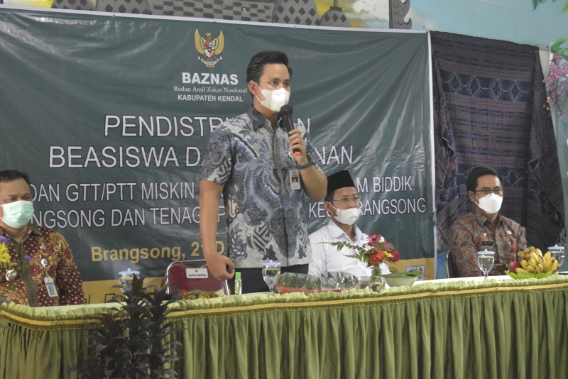 Bupati Kendal Bersama Baznas Menyalurkan Bantuan Bagi Wali Murid