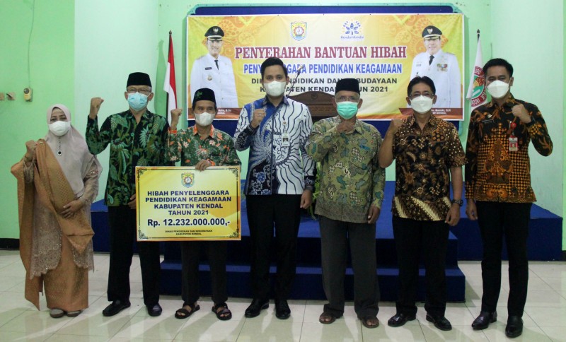 Bupati Kendal Serahkan Dana Hibah Kepada Penyelenggara Pendidikan Agama