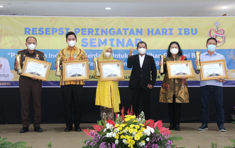 Tokoh Inspiratif di Kendal Mendapatkan Anugerah Penghargaan dari Jawa Pos