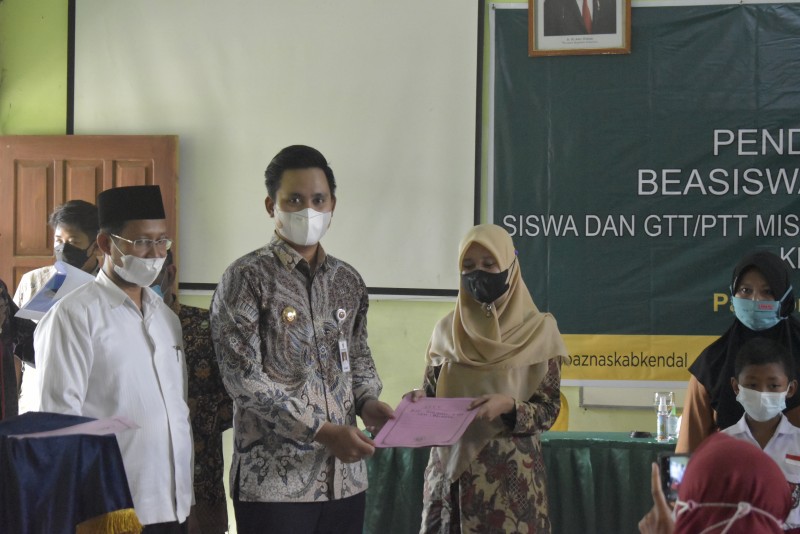 Penyaluran Bantuan Baznas kepada Wali Murid dan GTT/PTT