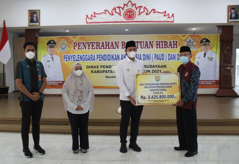 Pemkab Kendal Serahkan Bantuan Hibah Kepada Lembaga Pendidik SD dan SMP