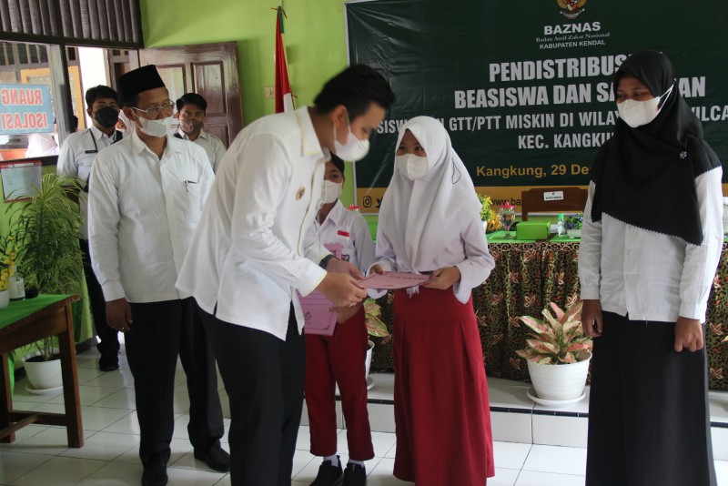 Bupati Kendal Bersama Baznas Kembali Salurkan Bantuan