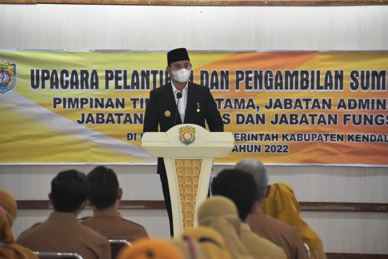 Bupati Kendal Melantik dan Mengambil Sumpah 121 Pejabat ASN