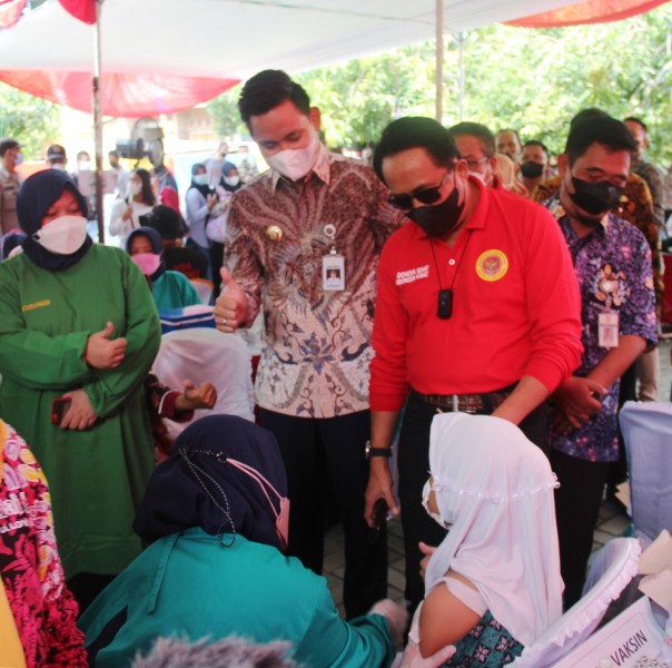 Bupati Kendal Dampingi Kabinda Jateng Tinjau Pelaksanaan Vaksinasi Anak
