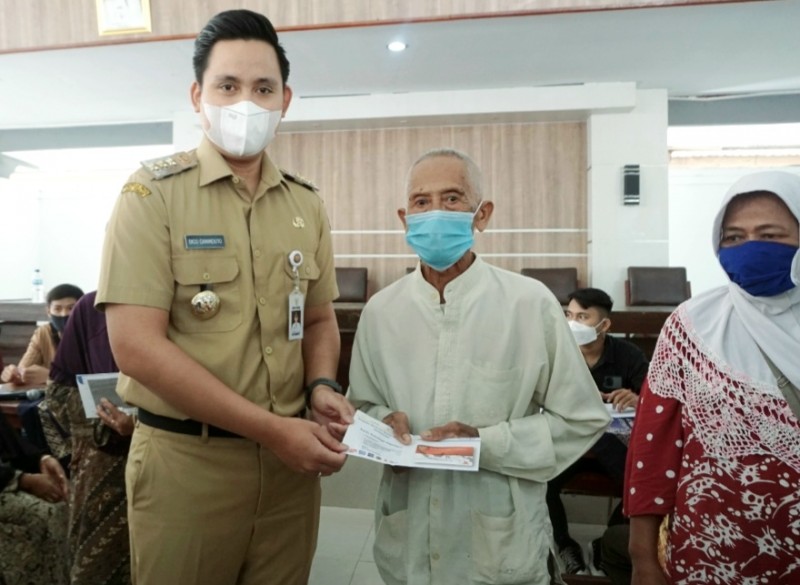 Bupati Dico Monitoring Penyaluran KKS Bantuan Sembako di Kecamatan Weleri