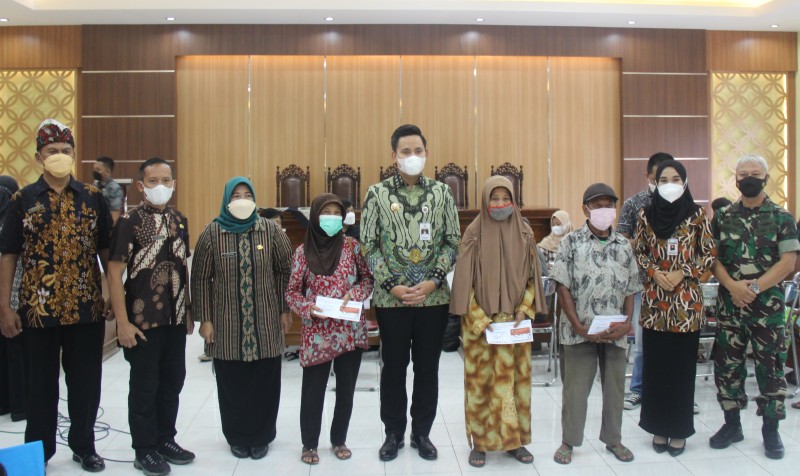 Bupati Dico Monitoring Penyaluran KKS Bagi Masyarakat Terdampak PPKM
