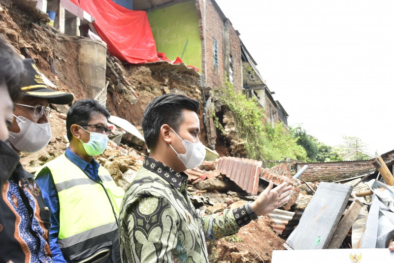 Bupati Kendal Meninjau Lokasi Longsor di Desa Banjarejo Kecamatan Boja