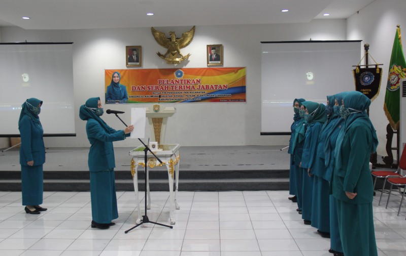 Lantik 6 Ketua PKK Kecamatan, Wynne Frederica Minta Para Ketua Berinovasi