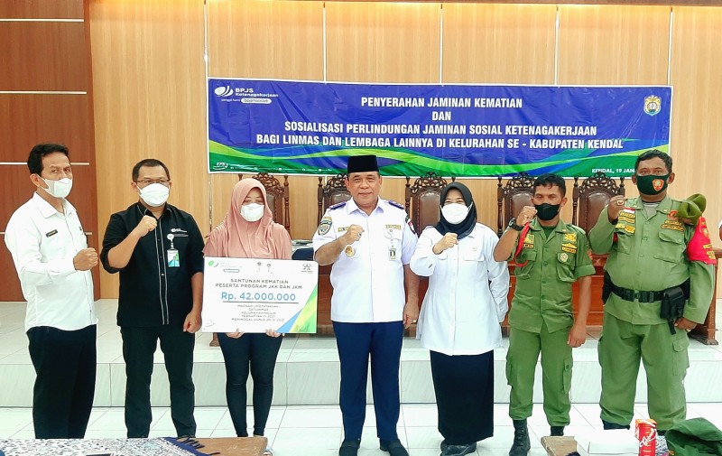 Wabub Basuki dan Kepala BP Jamsostek Serahkan Santunan Program JKM