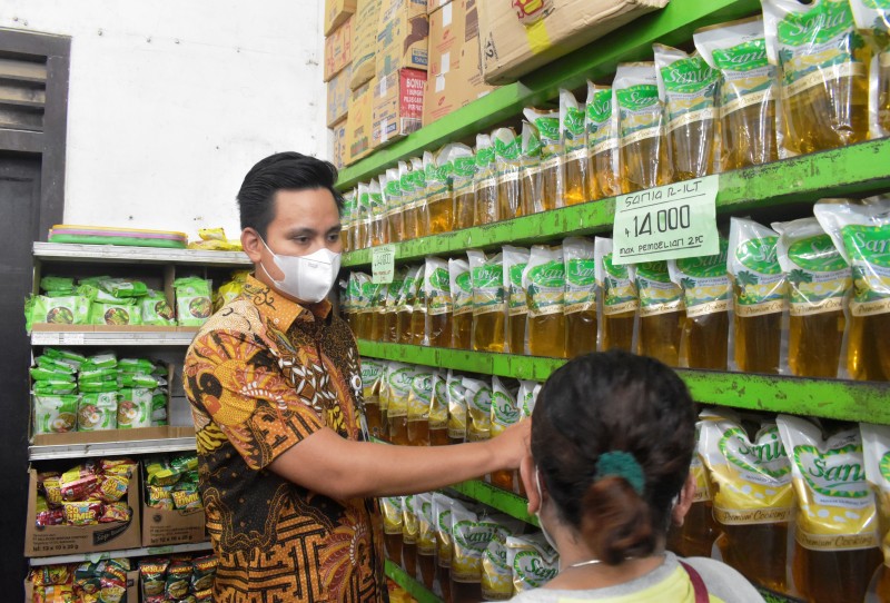 Bupati Kendal Sidak Harga Minyak Goreng di Swalayan Weleri