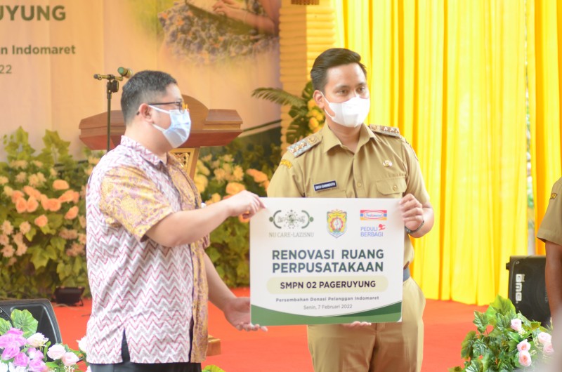 Bupati Menerima CSR Rehabilitsi Gedung Perpustakaan SMPN 2 Pageruyung