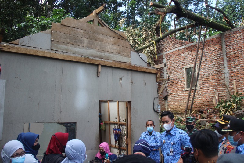 Bupati Kendal Kunjungi Korban Bencana Alam Agin Puting Beliung di Ngabean