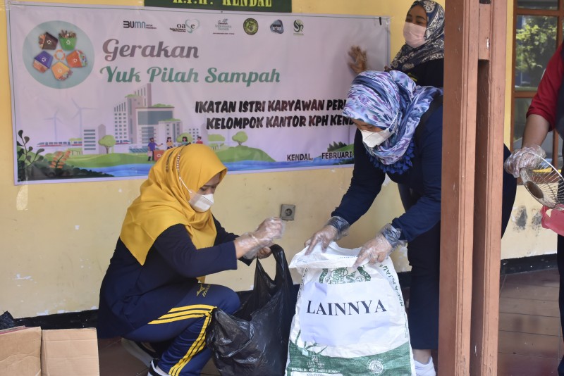 HPSN 2022, IIK Perhutani Kelompok Kantor KPH Kendal Melakukan Pilah Sampah