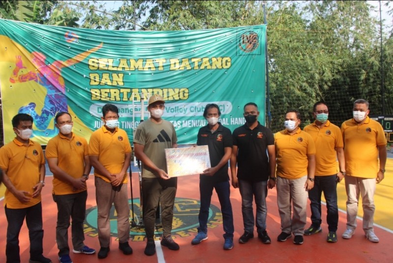 Bupati Dico Serahkan Bantuan Uang Pembinaan di Turnamen LVC Cup 2022