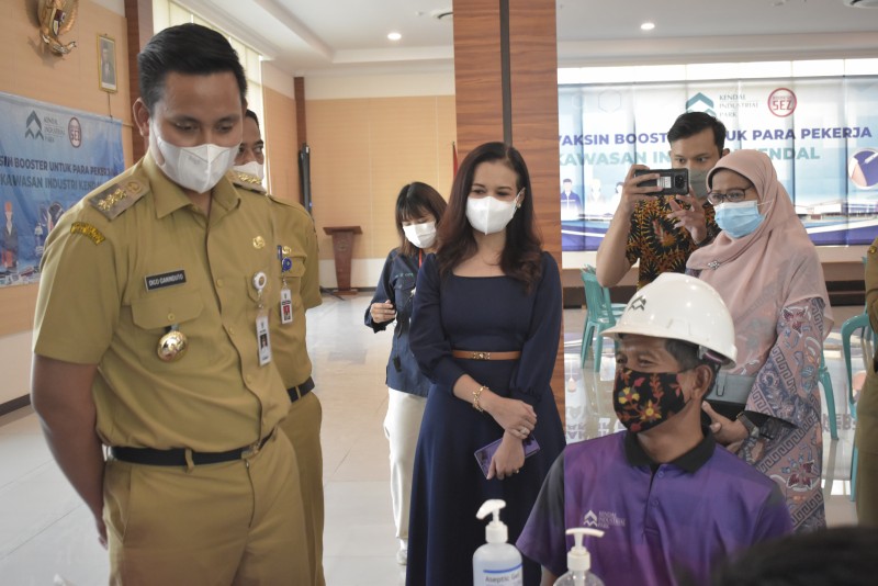 Bupati Kendal Meninjau Pelaksanaan Vaksin Tahap Tiga bagi Sektor Industri