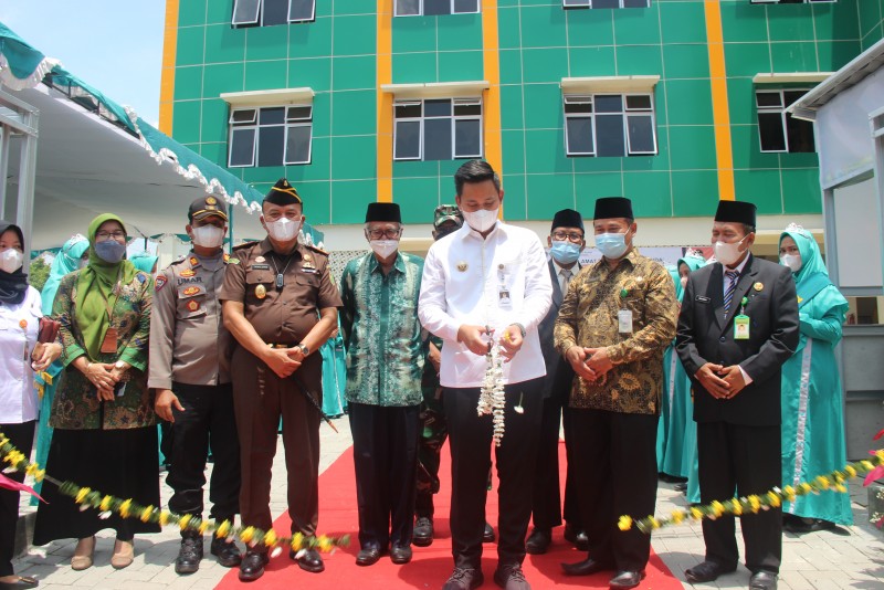 Bupati Dico Resmikan Gedung Asrama Sekolah MAN Kendal