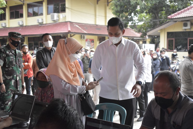 Bupati Meninjau Penyaluran Bantuan Kepada 19.500 Penerima di Polres Kendal