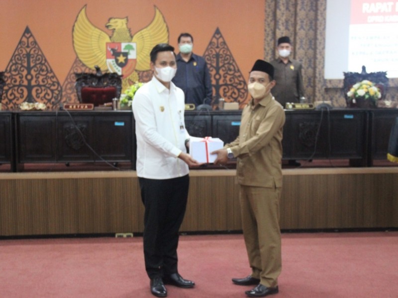 Rapat Paripurna DPRD Kendal, Bupati Dico Sampaikan Laporan LKPJ Tahun 2021