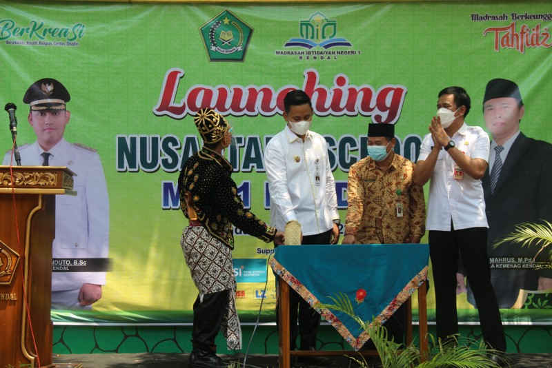 Bupati Dico Melaunching Program Nusantara School di MIN 1 Kendal