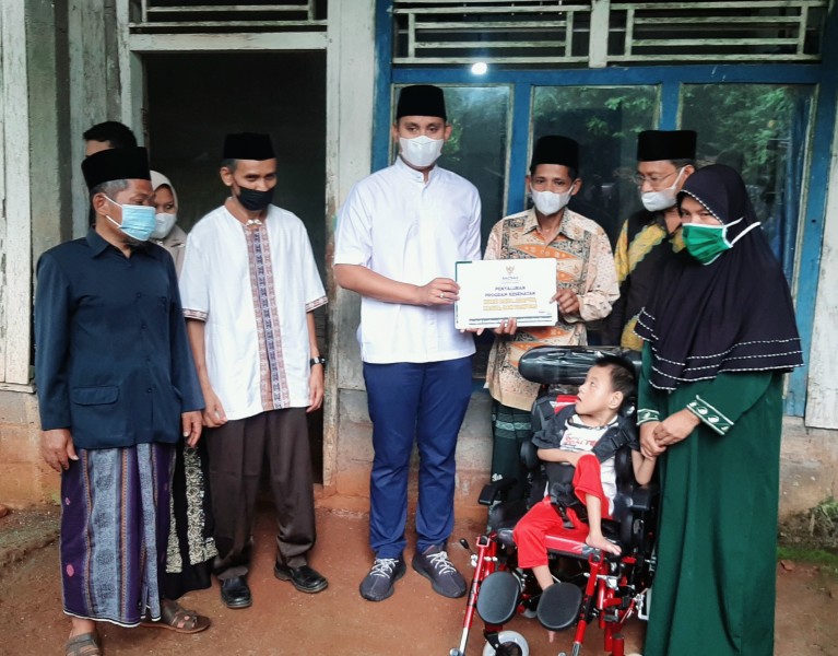 Bupati Dico Serahkan Bantuan Kursi Roda Adaftif Kepada Warga Kebongembong