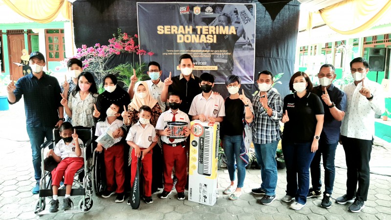 Panitia Charity Run Ultra Marathon Serahkan Donasi Kepada Sekolah Inklusi