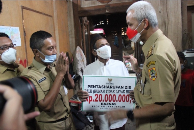Gubernur Jawa Tengah Serahkan Bantuan RTLH Kepada Guru Ngaji di Kendal