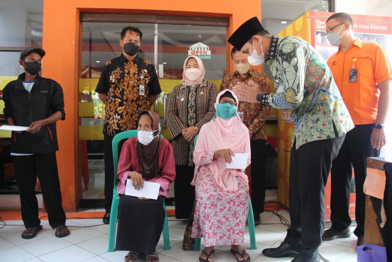 Tinjau Penyaluran BLT, Bupati Pastikan Berjalan dengan Baik