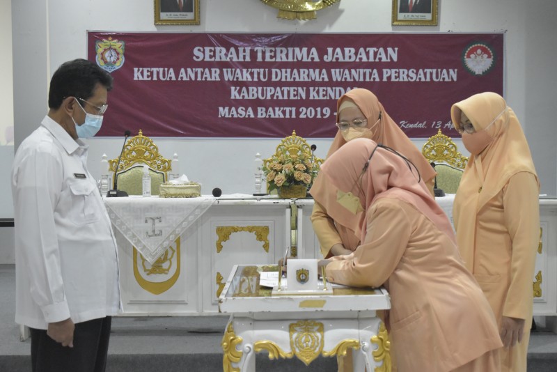 Serah Terima Pj Ketua Dharma Wanita Persatuan Kabupaten Kendal