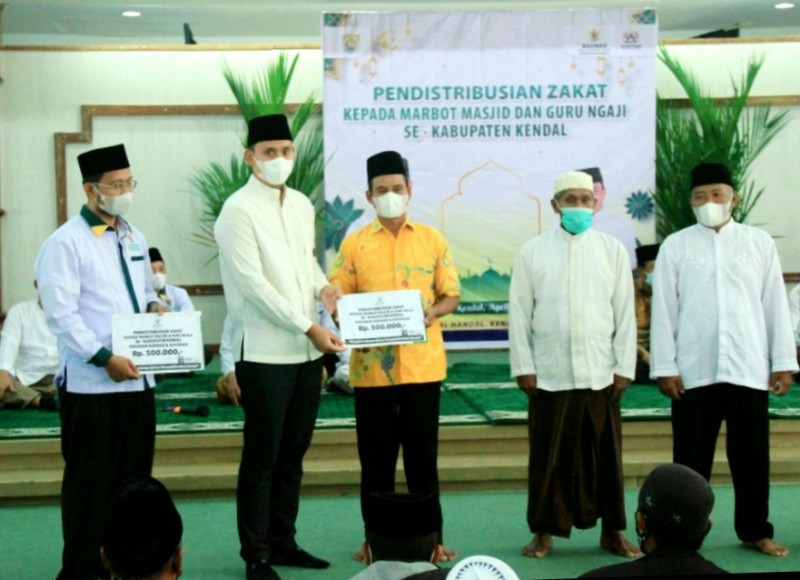 Bupati Dico Serahkan Bantuan Insentif untuk Marbut Masjid dan Guru Ngaji