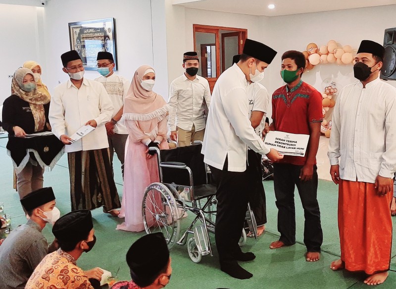 Safari Ramadhan ke-4, Bupati Dico Kembali Serahkan Bantuan Bagi Masyarakat