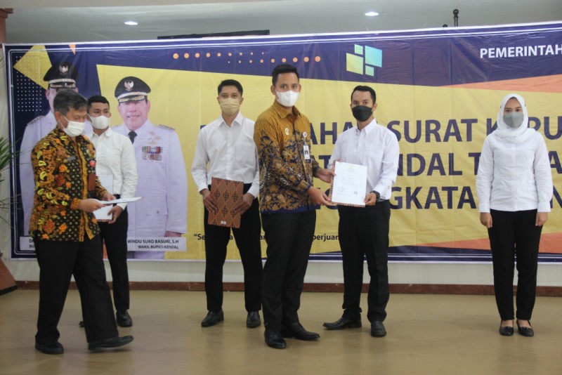 Pemkab Kendal Serahkan SK Pengangkatan CPNS tahun 2021