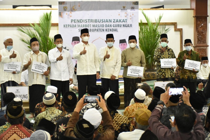 Pemkab Kendal Kembali Serahkan Bantuan Insentif Kepada Marbot Masjid