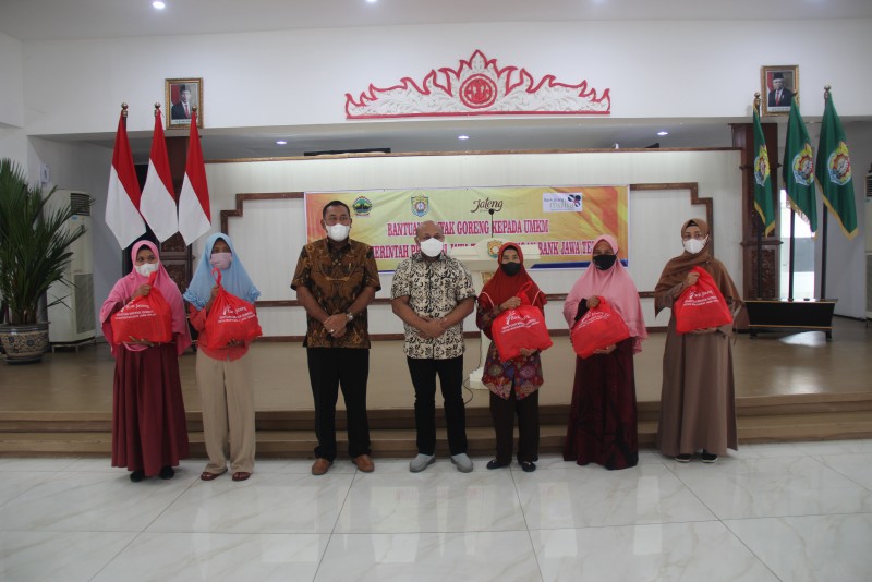 82 Pelaku UMKM Kendal Menerima Bantuan CSR Minyak Goreng