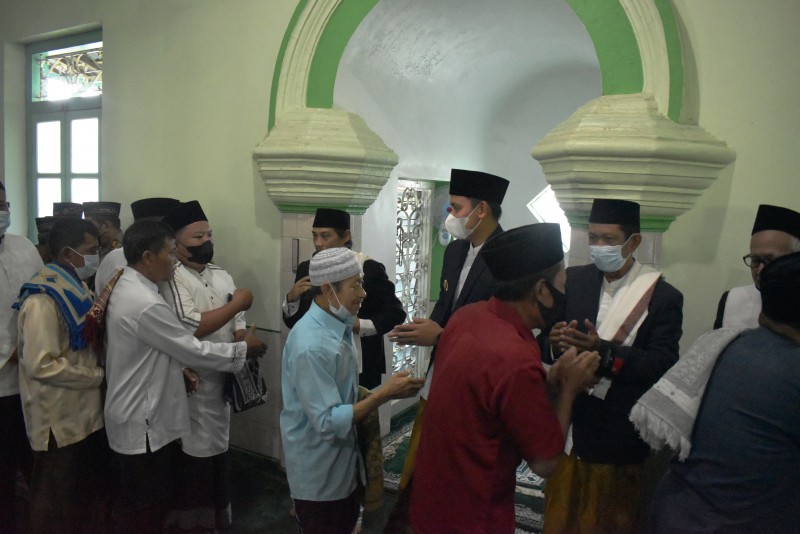 Bupati Kendal Melaksanakan Salat Idul Fitri di Masjid Besar Sukorejo