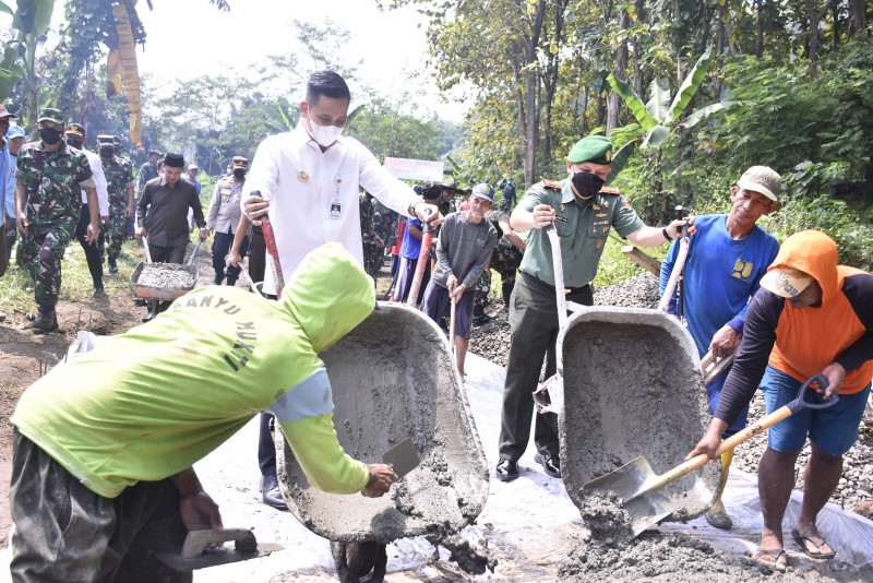 Bupati Kendal Tandatangani Berita Acara TMMD Sengkuyung Tahap I TA 2022
