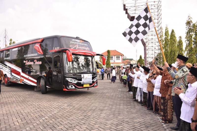 Bupati Dico Lepas Keberangkatan Santri Kendal ke Lirboyo