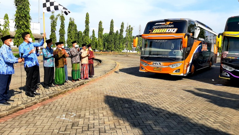 Bupati Dico Kembali Lepas Keberangkatan Satri Kendal ke Pondok Pesantren