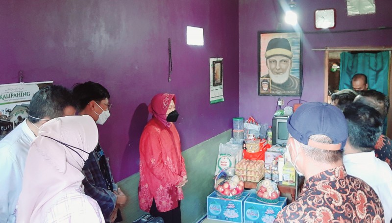 Mensos Kunjungi Warga Kendal Penderita Kanker Otak